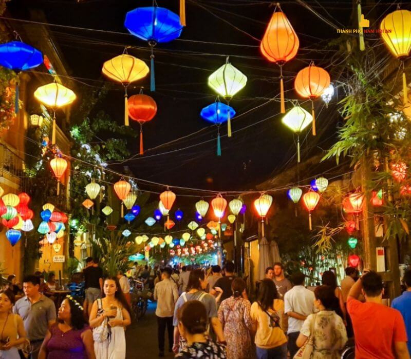 hoi an co gi choi ve dem