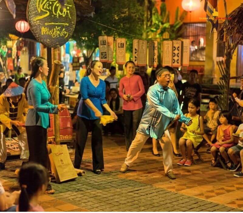 hoi an co gi choi ve dem